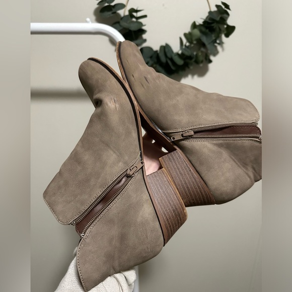 Crochet Women’s Taupe Booties with Zipper Details and Zipper Closure size 8 - Picture 5 of 5